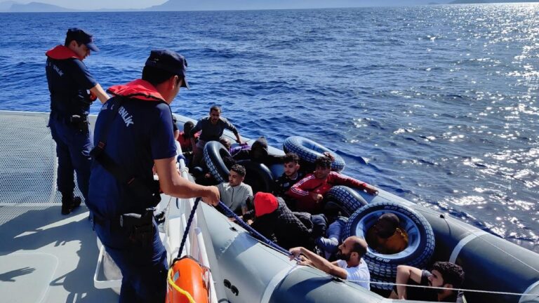 Muğla açıklarında 70 düzensiz göçmen kurtarıldı