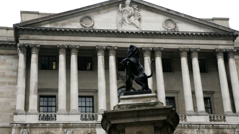 İngiltere Merkez Bankası da faizleri değiştirmeyerek rekor düzeyde tutmaya devam etti