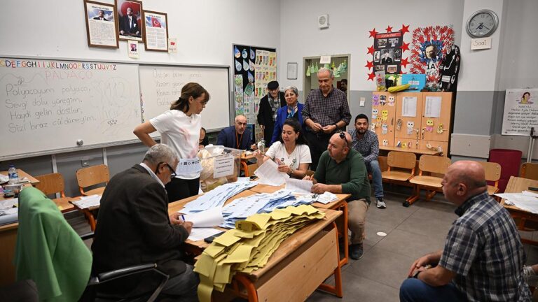 Oy sayım işlemi iftarda aralıksız sürdü