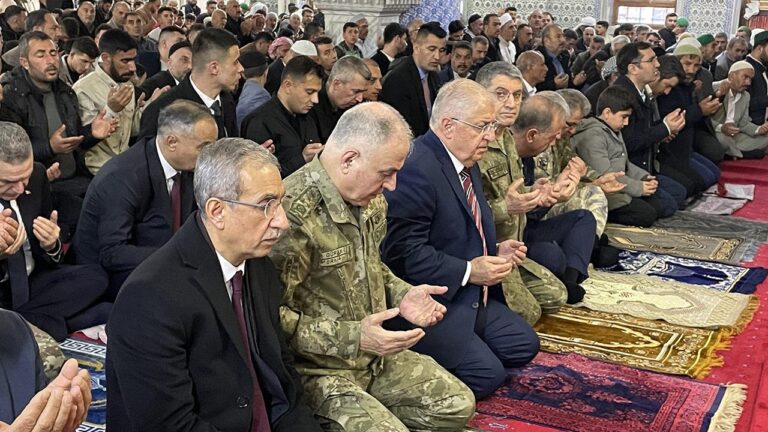 Bakan Güler, bayram namazını Şanlıurfa’da kıldı