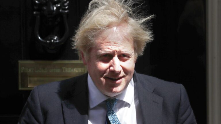 İngiltere: Sandık görevlileri kimliğini unutan Boris Johnson’a oy kullandırmadı