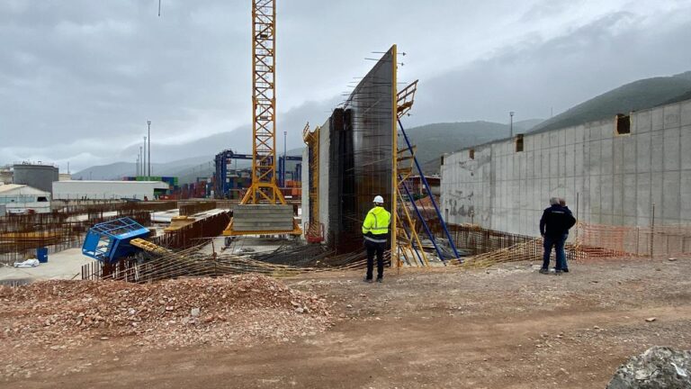 Platform devrildi, kalıp demirlerinin altında kalan 3 işçi yaralandı