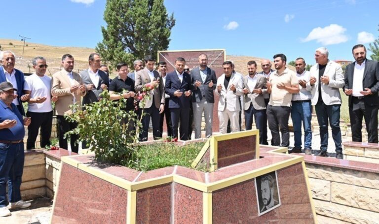 CHP’li Özgür Çelik, Hasret Gültekin ile Uğur Kurt’u mezarı başında andı – Son Dakika Türkiye Haberleri