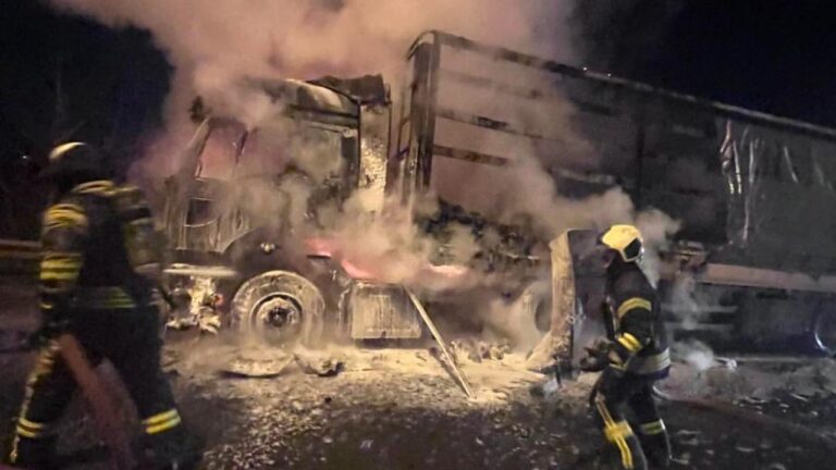 Kocaeli’nde seyir halindeki tırda yangın