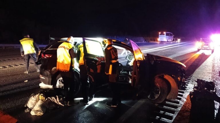 Sivas’ta yolcu otobüsü ile otomobilin çarpıştığı kazada 10 kişi yaralandı