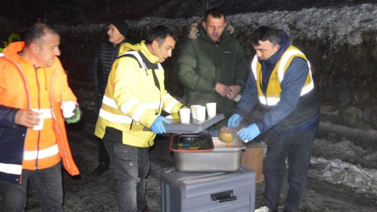 Samsun’da yolda mahsur kalanlara çorba ikram edildi