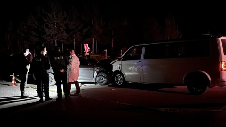 Sivas’ta otomobil ile panelvan çarpıştı: 1 ölü, 8 yaralı