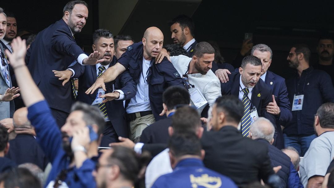 Fenerbahce ayrıca tarihi seçimlerden önce dikkat çekti! Ali Koç stadyuma girdiğinde Sadaettin Saran 2 oynadı