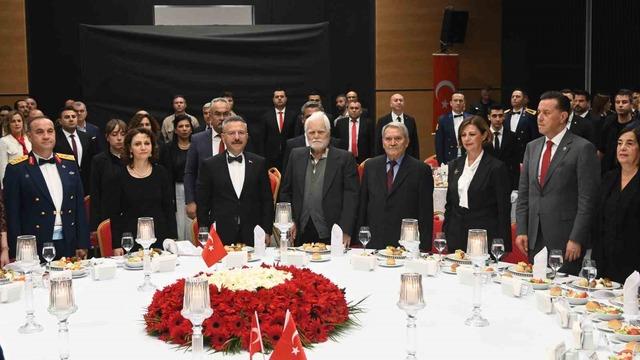 Cumhuriyet yaşındaki 102 yaşındaki Ali Amca, 2. protokolle bayramını kutladı