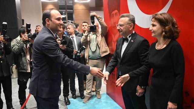 Cumhuriyet yaşındaki 102 yaşındaki Ali Amca, 5. protokolle bayramını kutladı