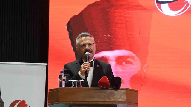 102 yaşındaki Cumhuriyet yaşındaki Ali Amca, 6. protokolle bayramını kutladı