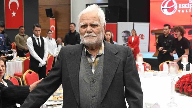 Cumhuriyet yaşındaki 102 yaşındaki Ali Amca, 3. protokolle bayramını kutladı