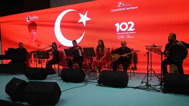 Cumhuriyet yaşındaki 102 yaşındaki Ali Amca, 7. protokolle bayramını kutladı