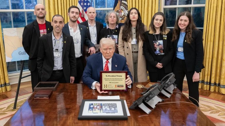 Trump, serbest bırakılan İsrailli esirler ve aileleriyle Beyaz Saray’da bir araya geldi