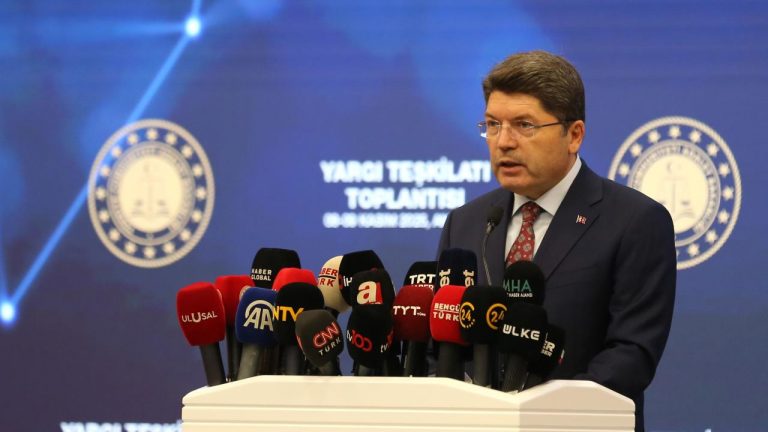 Yargı bağımsızlığının olmadığını savunanlar, vesayetçi yargının hayaliyle yanıp tutuşanlardır