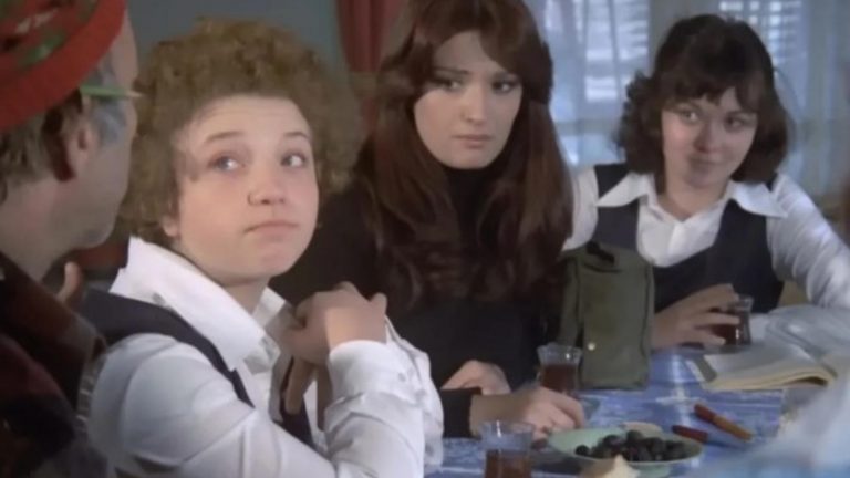 Tek bir filmle ünlü olup sırra kadem bastı! Yeşilçam’ın kıvırcık Hasret’i Lale Ilgaz son haliyle gündemde